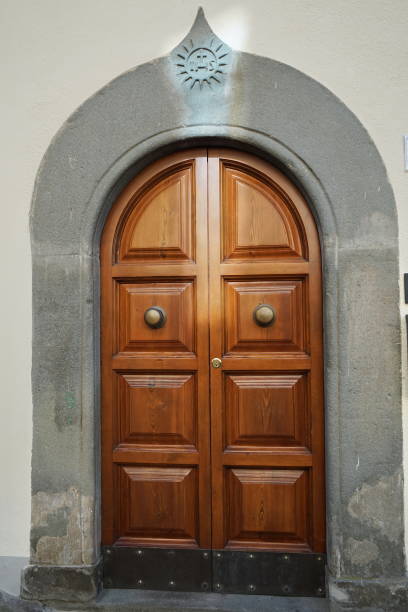Antico portale in pietra nel borgo di Molazzana